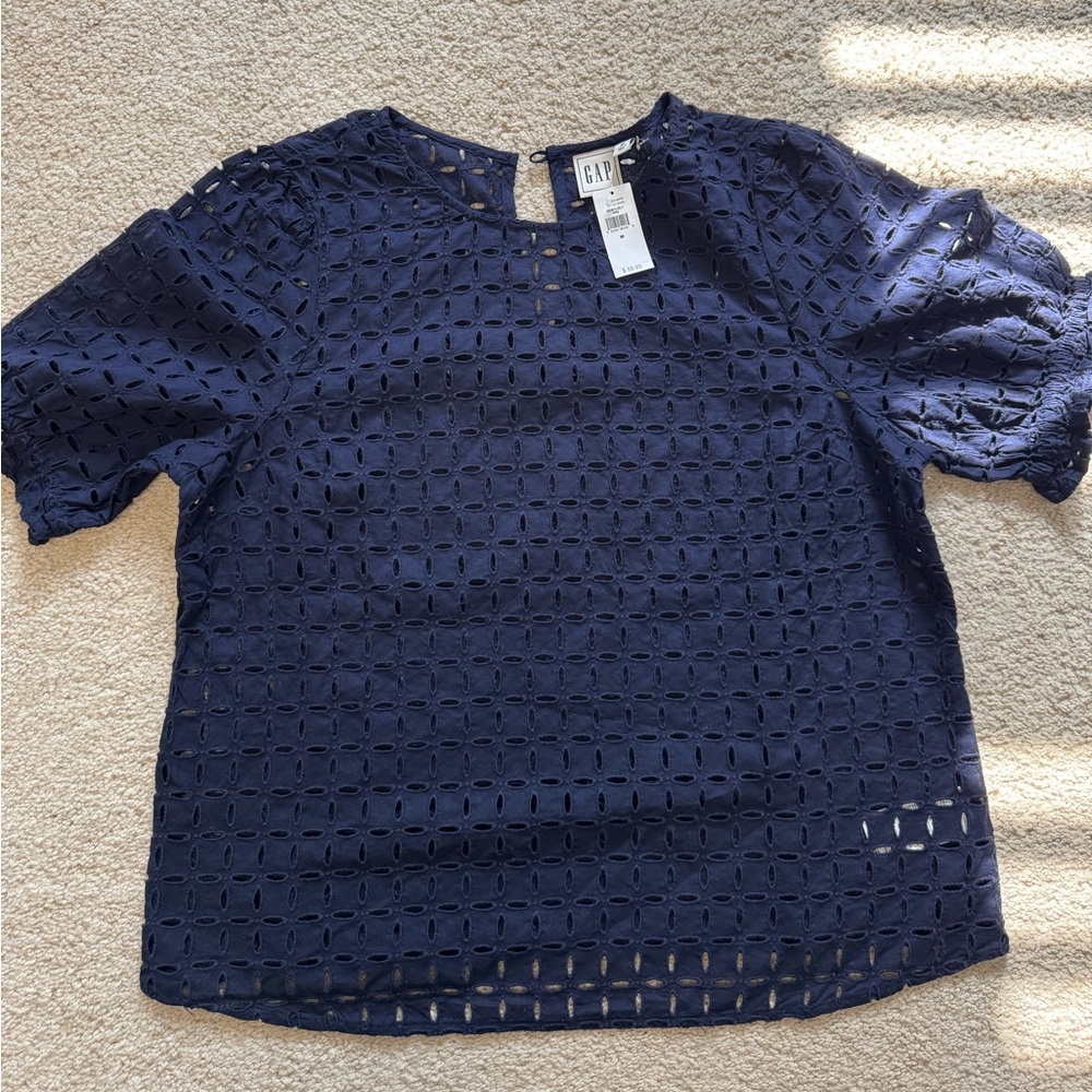 *NWT* Gap eyelet top